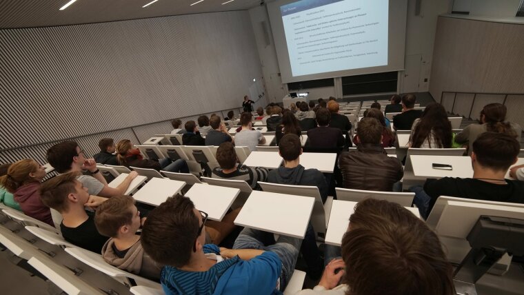 Doctoral lecture at the Abbe Center of Photonics in 2019.