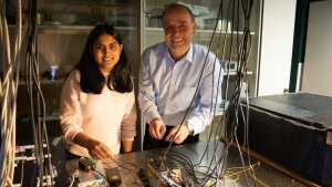 PhD student Monika Monika and Prof. Dr. Ulf Peschel preparing the test